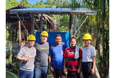 Equipe da NeoSolar em campo durante uma instalação de sistema solar off grid em área remota.