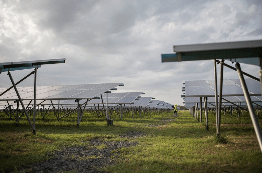 Campo aberto com vários painéis solares.