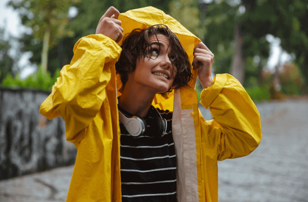 Mulher vestindo capa de chuva 