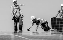 Técnicos instalando painéis solares
