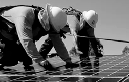 Instalação de painel solar em um telhado