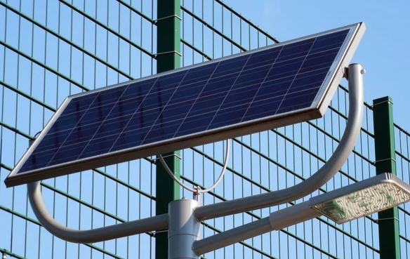 Poste de iluminação pública com placas solares fotovoltaicas